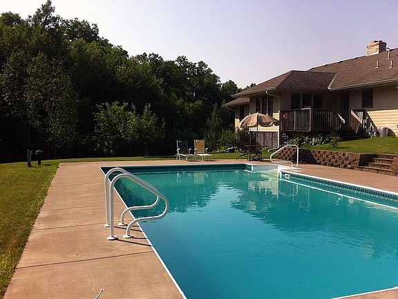 Salt water pool w/robo vac
