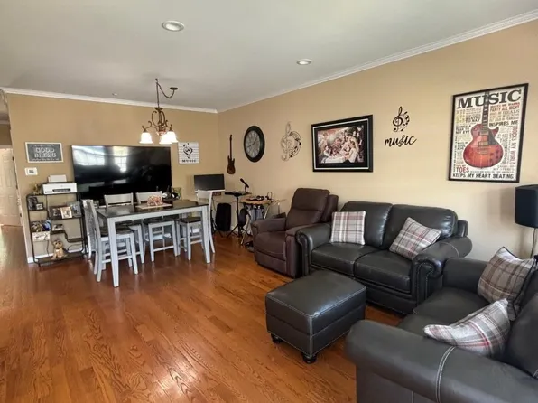 408 Autumn Drive #408, East Meadow, NY 11554