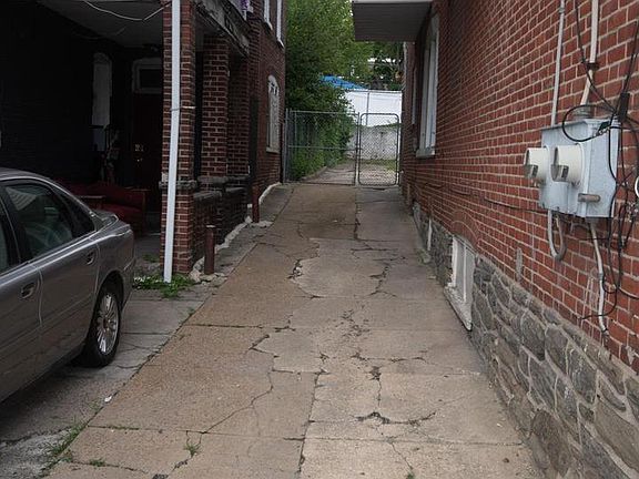 3rd image of 1711 W 4th St
