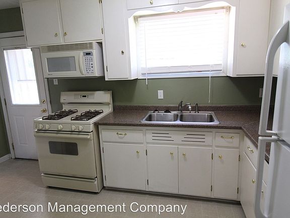 4th image of 7910 W 85th St