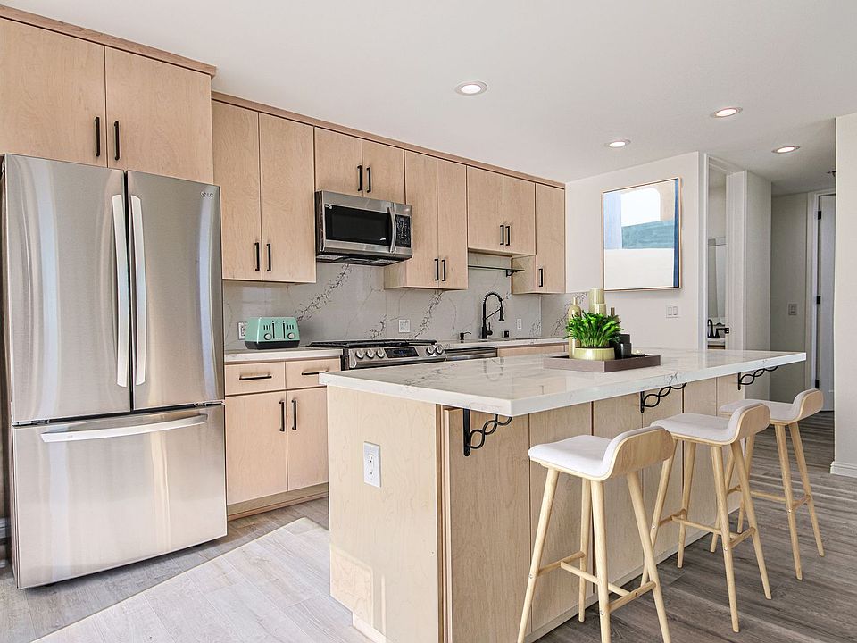 1st image of 1617 N Poinsettia Pl #305