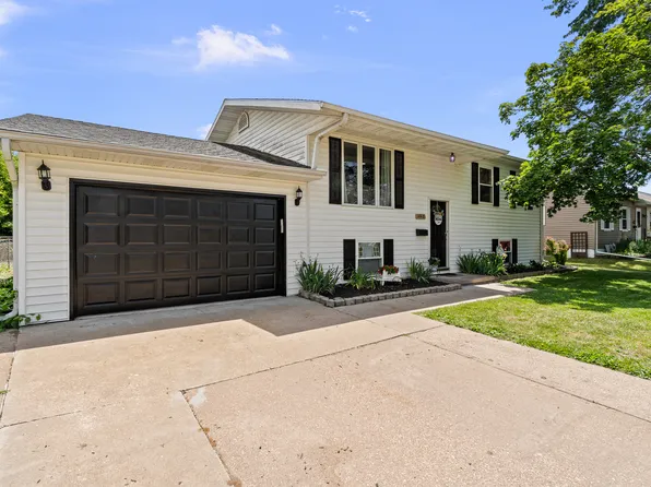 1448 17th Ave, Camanche, IA 52730