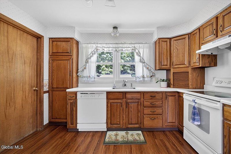3rd image of 73 Saratoga Drive