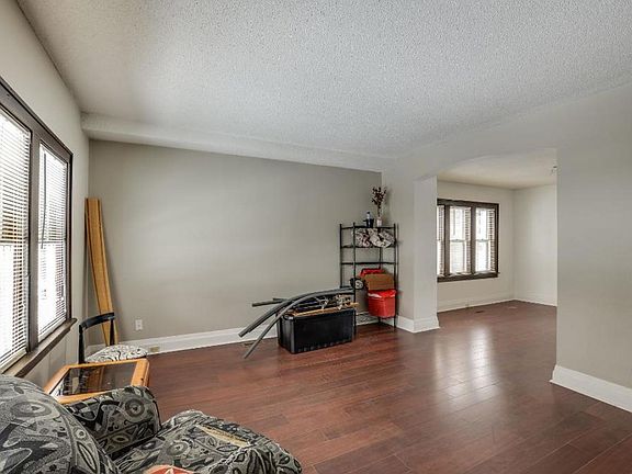 3rd image of 327 Lawson Ave E