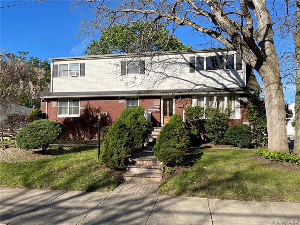 581 Grand Avenue, Lindenhurst, NY 11757