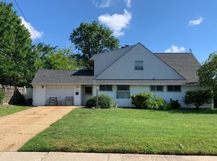 140 Bucket Ln, Levittown, NY 11756
