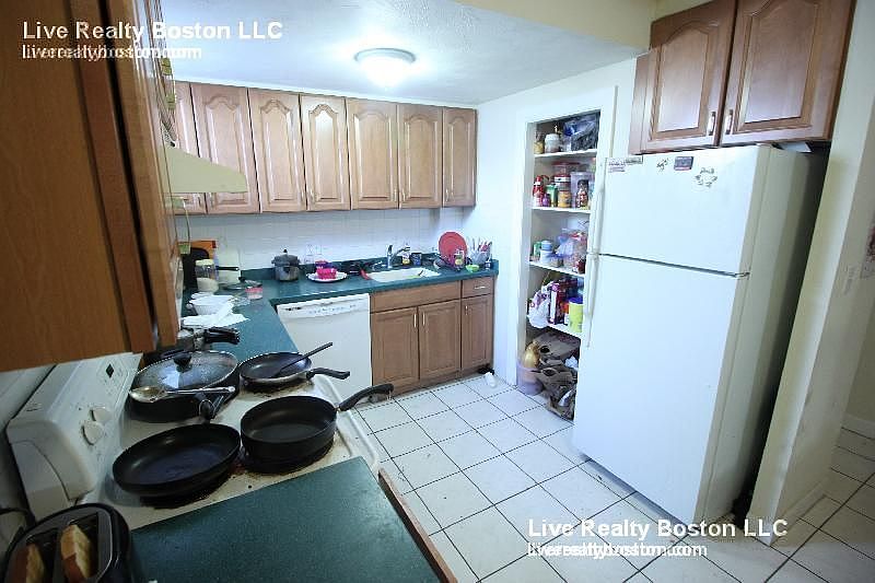 2nd image of 12 Sutherland Rd #3R
