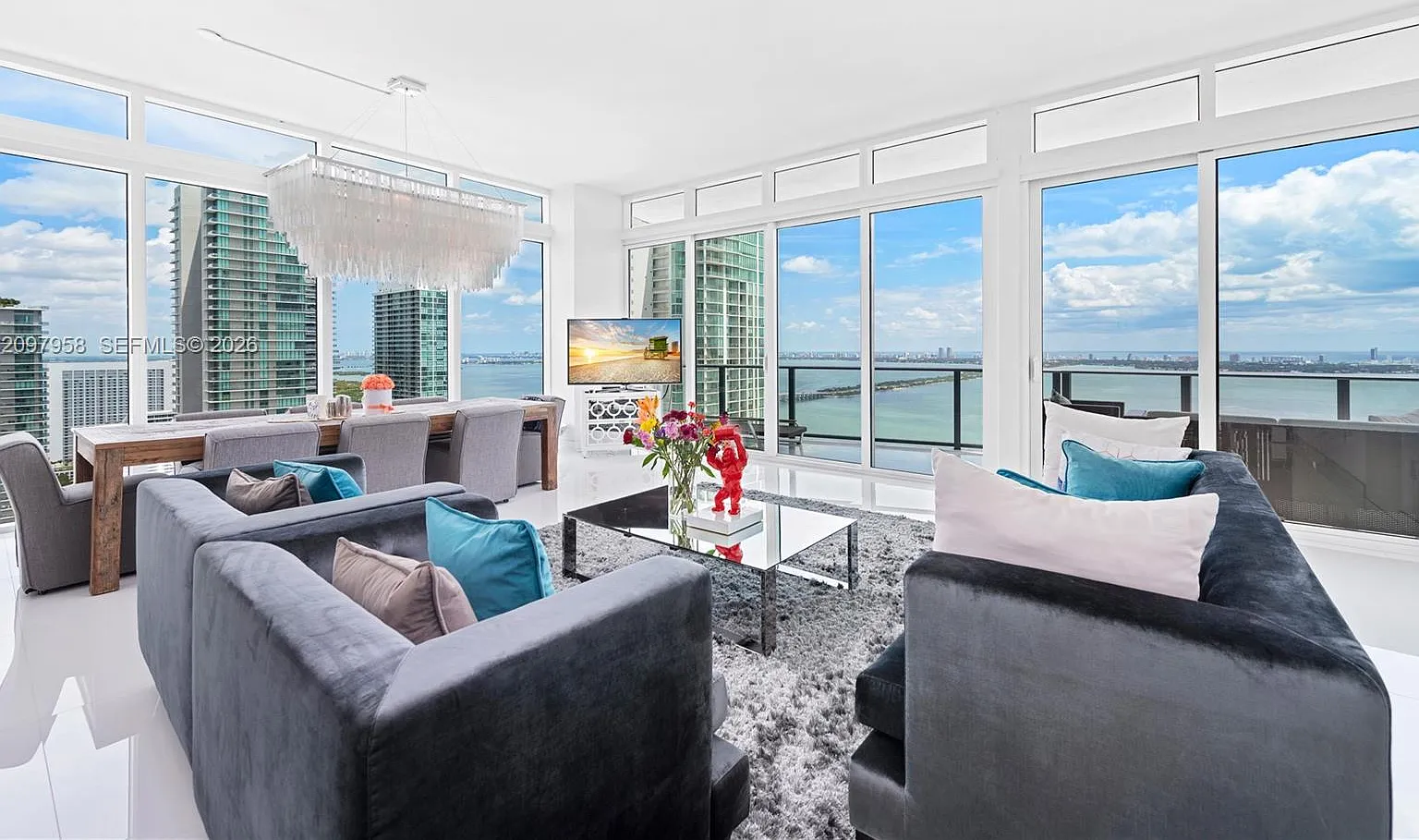 Icon Bay Condo — Photo 1