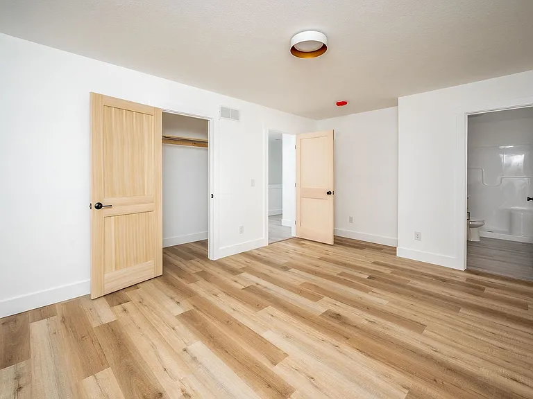 2046 Noble Dr — Photo 16