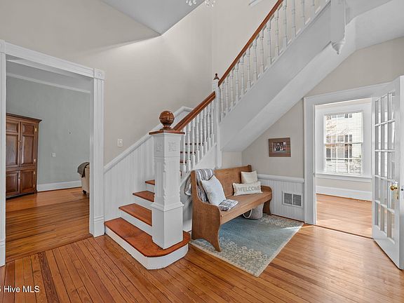 3rd image of 901 N Main Street