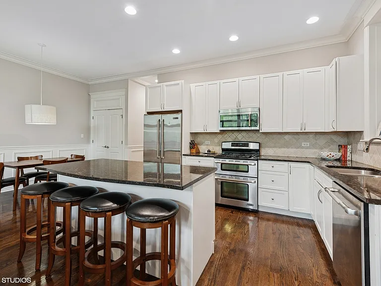 2243 W Irving Park Rd #2W — Photo 6