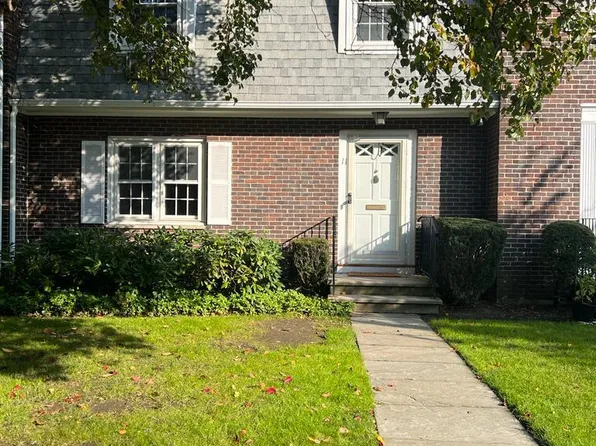 11 Town House Dr, Newton, MA 02460