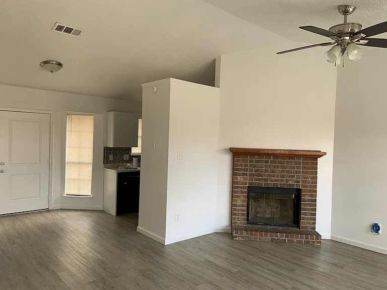 2410 Grasslands Dr — Photo 6