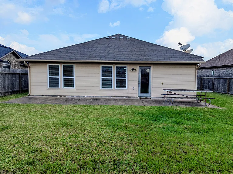 325 Pacific Dr — Photo 31