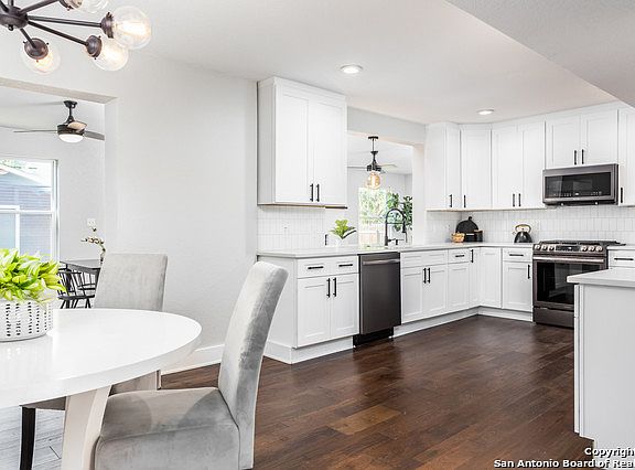 5th image of 2431 W Gramercy Pl