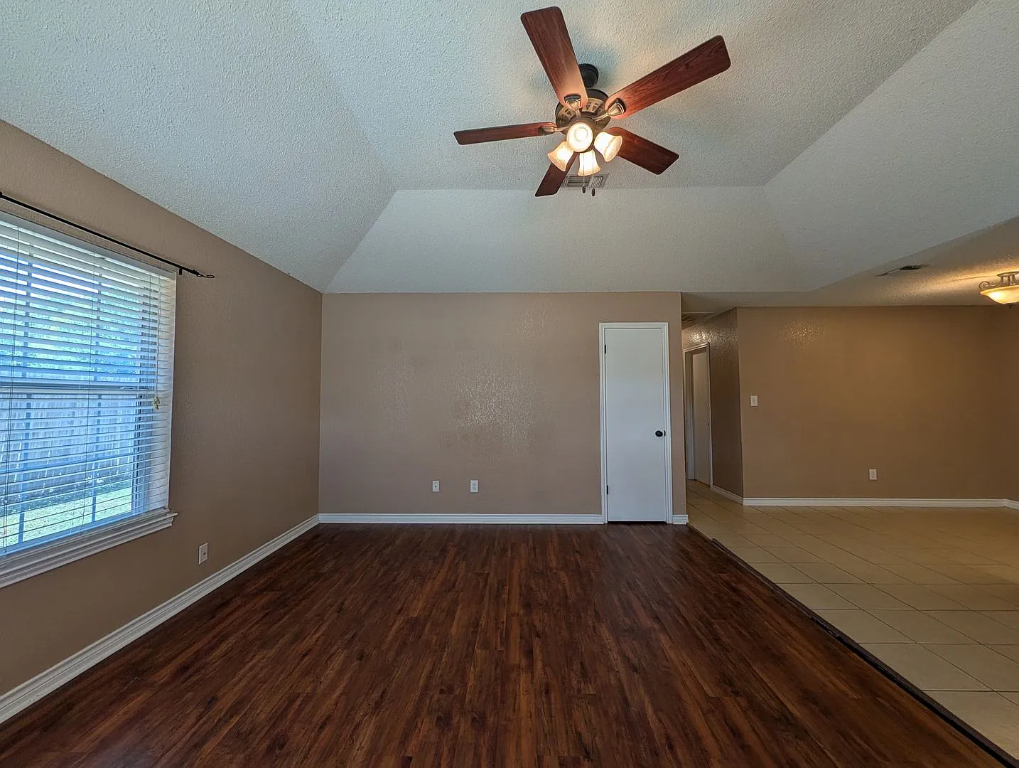 *2 weeks free rent* 3/2/1 Duplex / Walk to Kraft Park & The Countyline- Memorial Trail / Fridge I... — Photo 4
