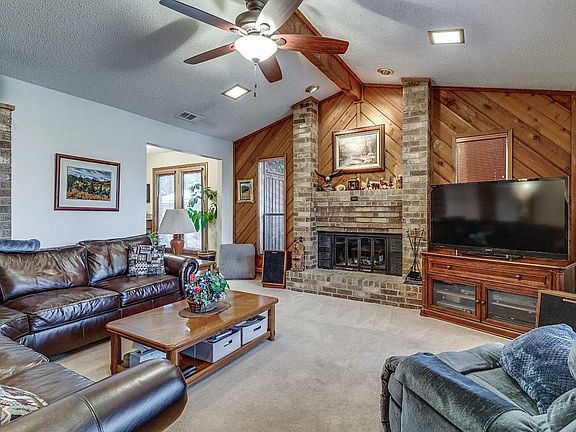 4th image of 631 Villa Creek Dr