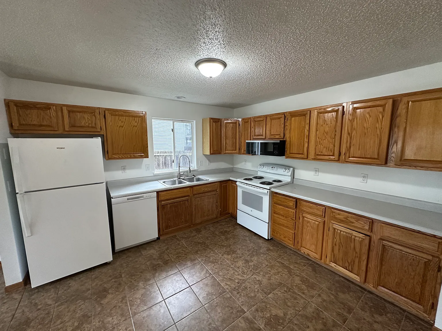 3 bed, 1561 sqft, $2,100 — Photo 3