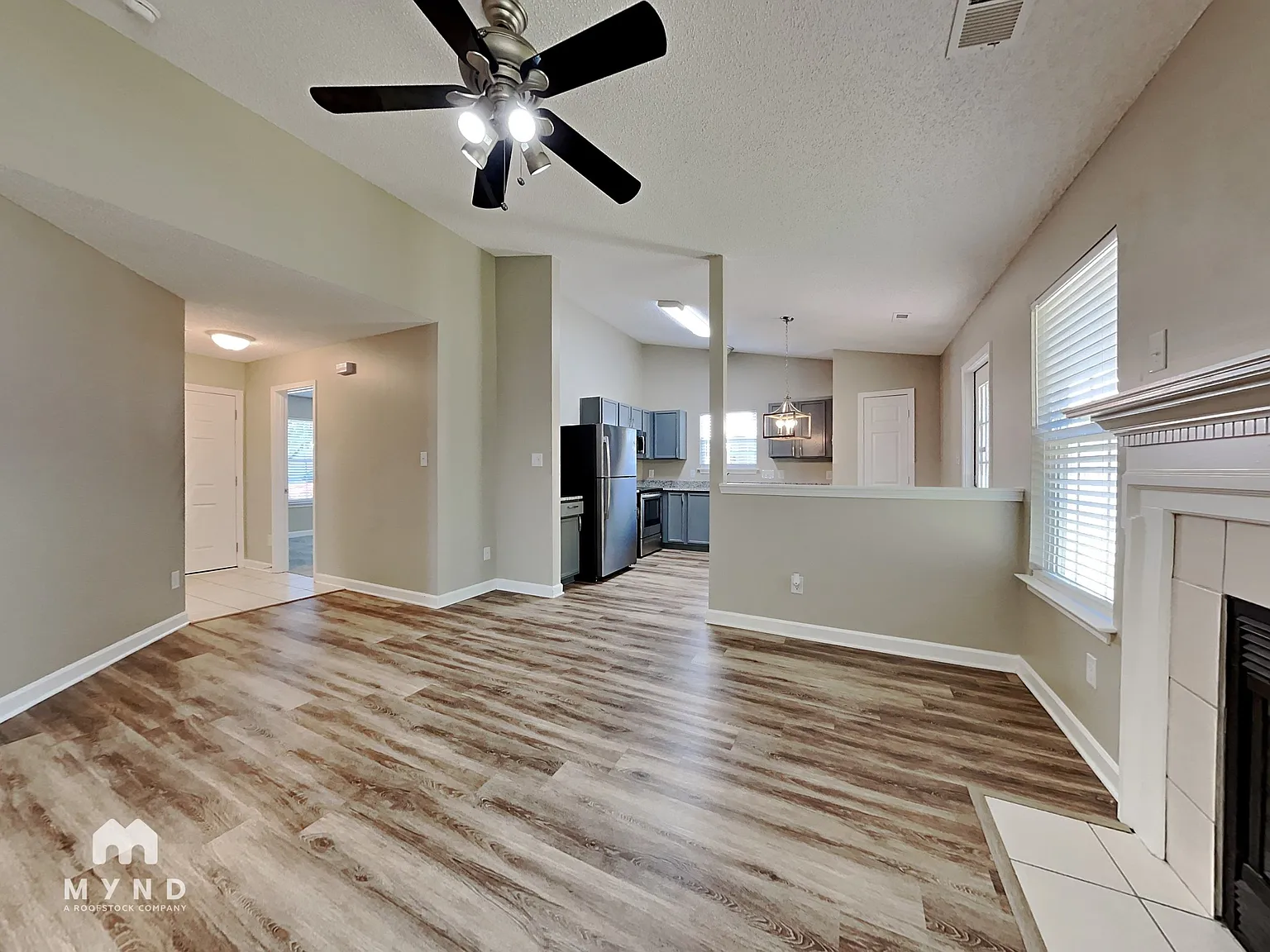 3 bed, 2.0 bath, 1019 sqft, $1,945 — Photo 4