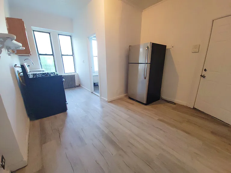 557 Wilson Ave #3L — Photo 3