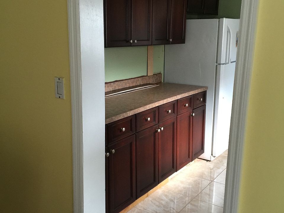 2nd image of 522 Colonial Rd