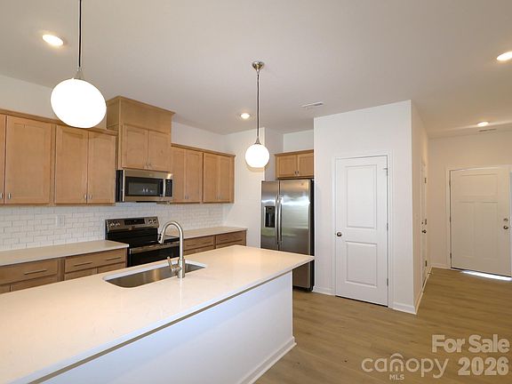 3rd image of 384 Hendley Dr