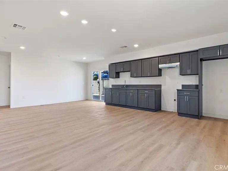 703 W 80th St — Photo 37
