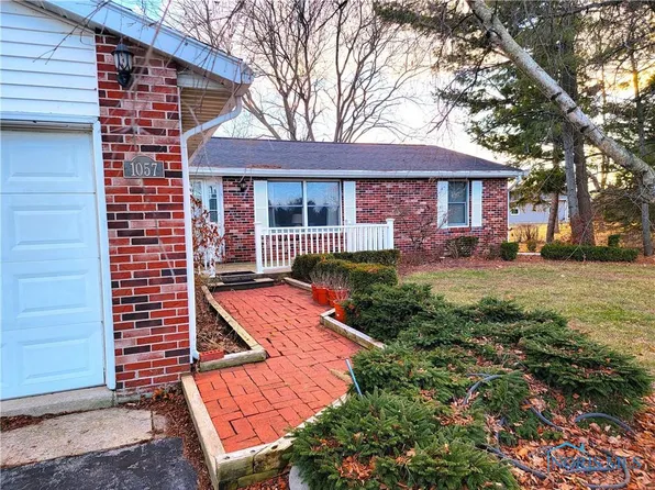 1057 W Poe Rd, Bowling Green, OH 43402