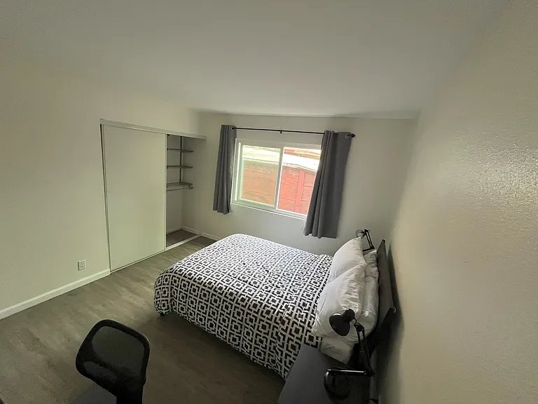 Bedroom 3 (Full bed + customizable closet)