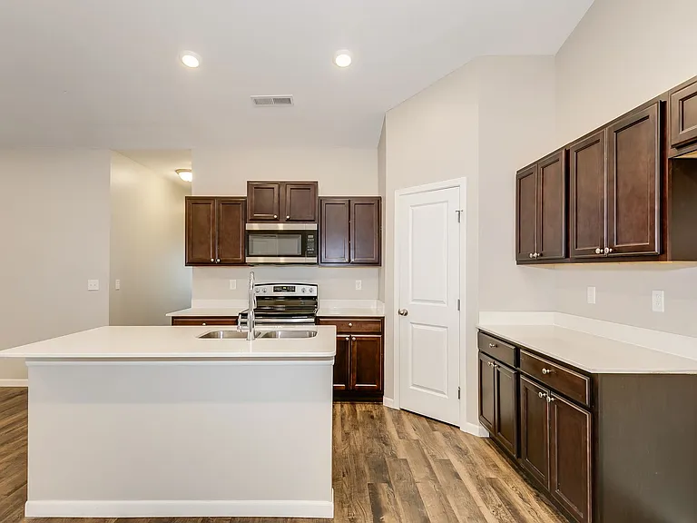 421 S Longbranch Dr — Photo 4