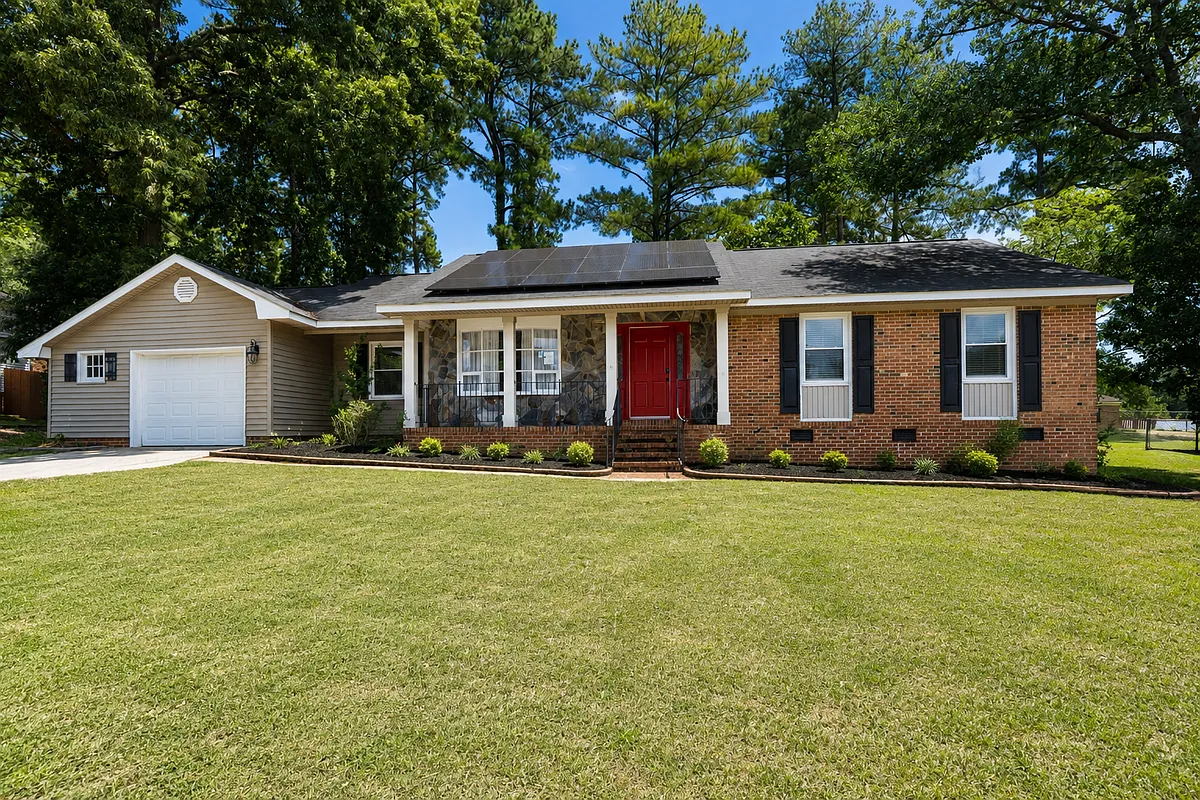 3 bed, 3.0 bath, 2157 sqft, $1,925 — Photo 1