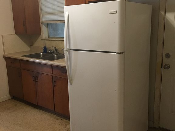 5th image of 518 W Avenue D