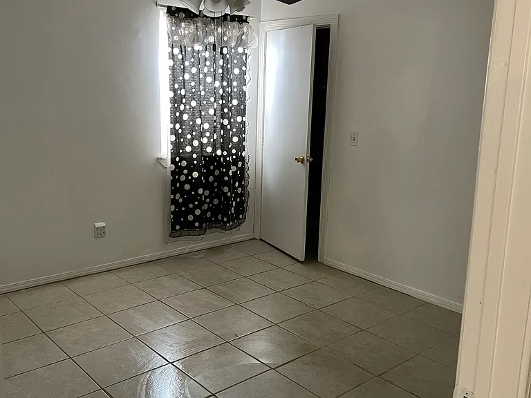 1008 Antonio St — Photo 9