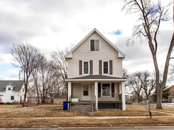 901 Ellis Blvd NW, Cedar Rapids, IA 52405