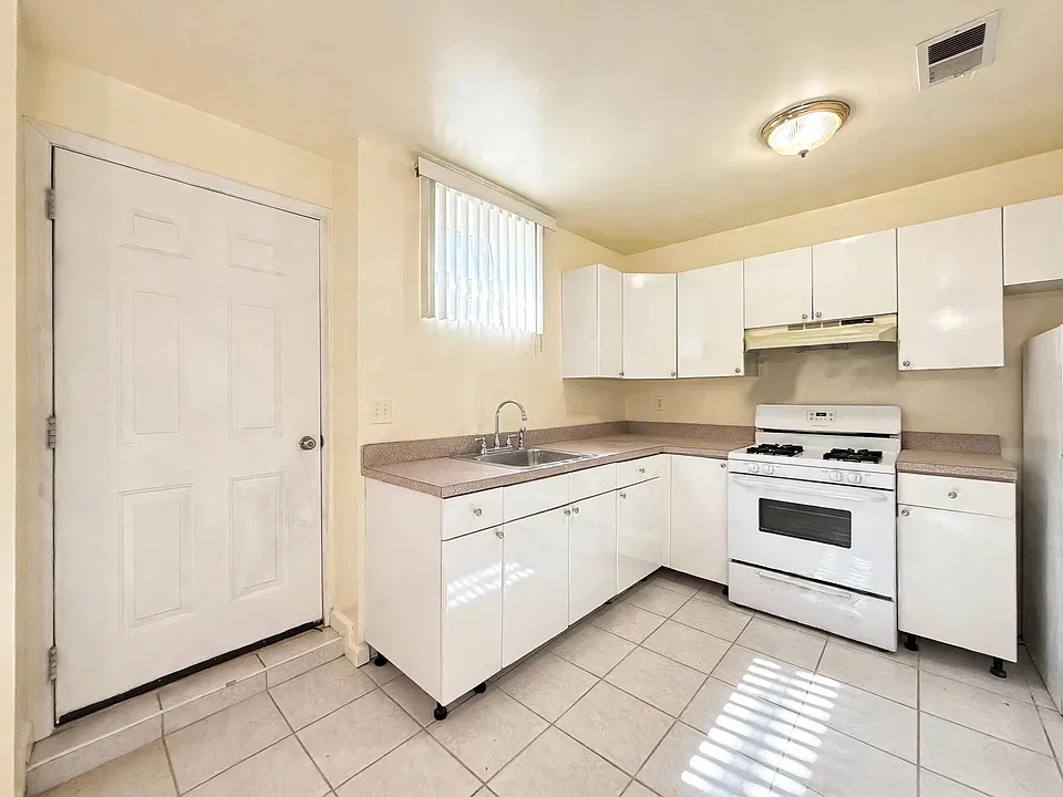 304 Brehaut Ave #1