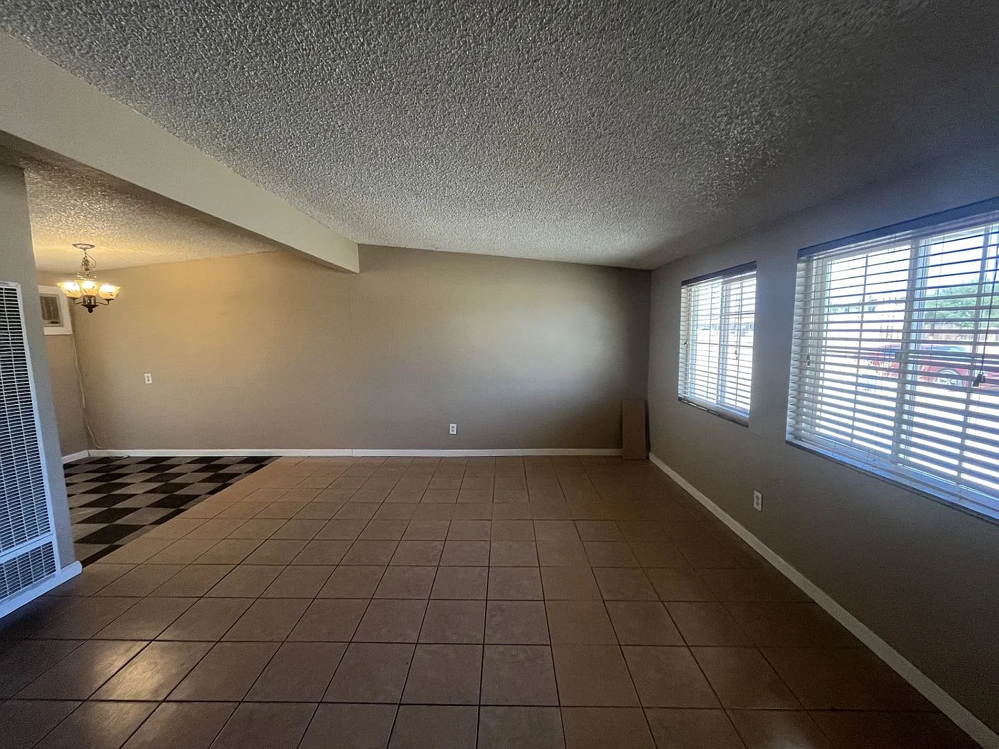Charming 3 bedroom 1 Bathroom home in California City — Photo 3