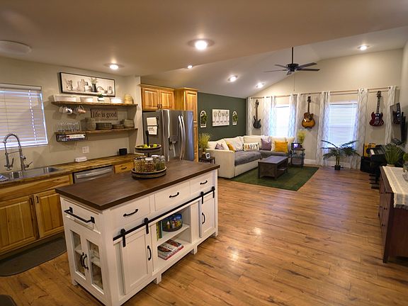 3rd image of 806 Calista Rd