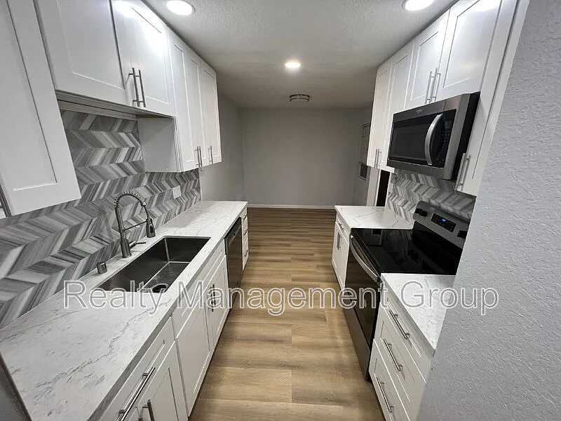 2 bed, 1.0 bath, 918 sqft, $2,300 — Photo 3