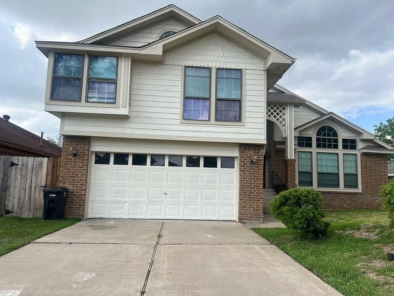 4 bed, 2.5 bath, 2282 sqft, $2,400 — Photo 1
