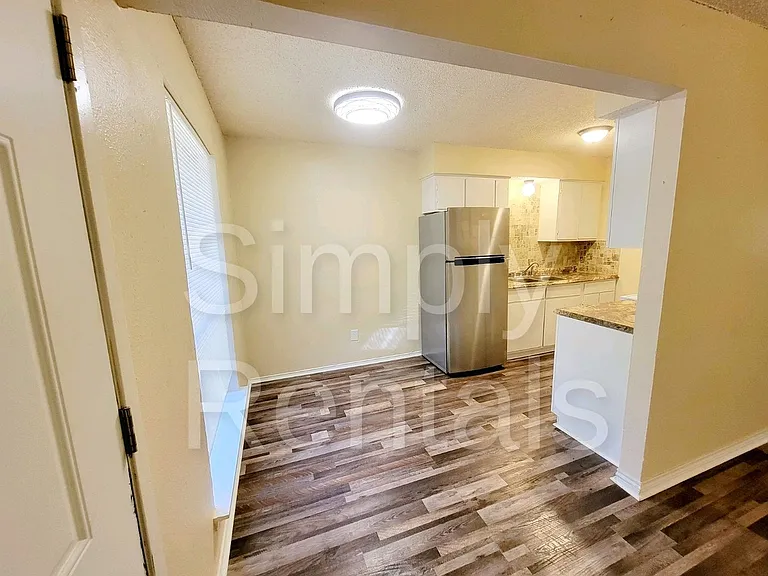 202 Park Cir — Photo 3