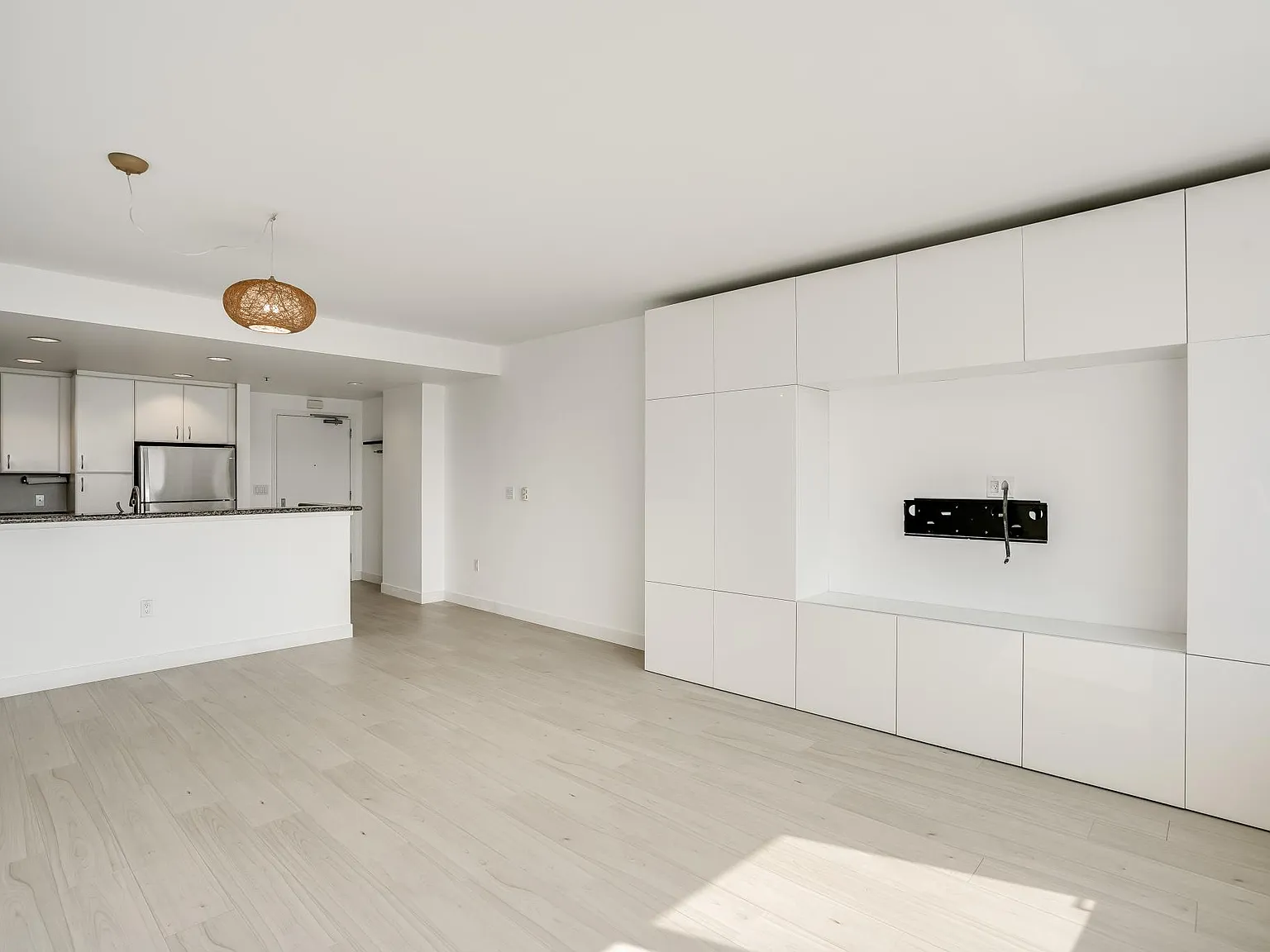 1 bed, 888 sqft, $5,200 — Photo 2