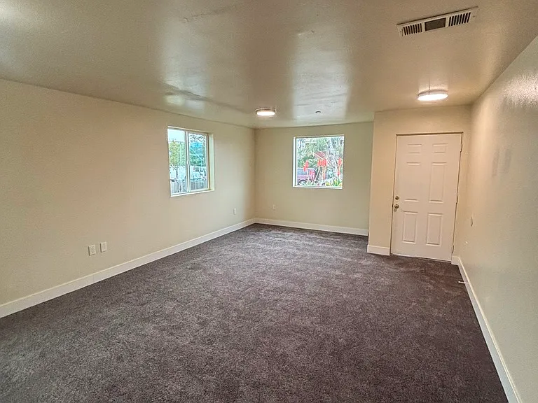 5913 Denver Ave — Photo 4