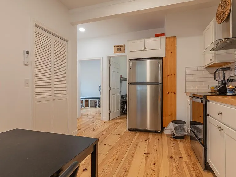 9 America St #2R — Photo 2