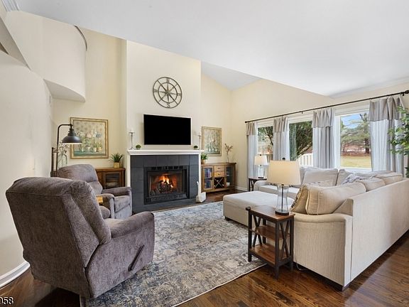 5th image of 16 Riggs Ct