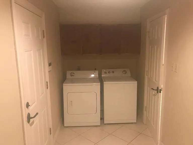 Mesa B - Laundry (washer & dryer)