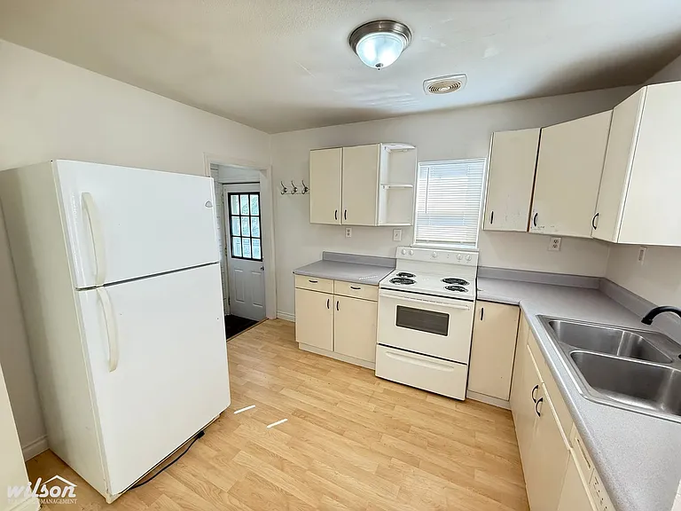 1005 S 33rd Ave — Photo 6