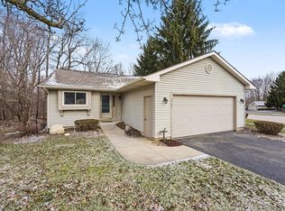 2701 Springview Rd NW, Grand Rapids, MI 49534