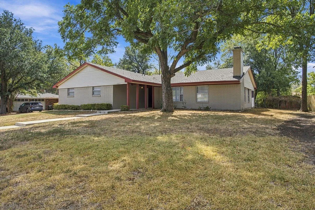4 bed, 2.0 bath, 2317 sqft, $2,175 — Photo 1