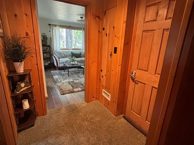 Foyer with a closit