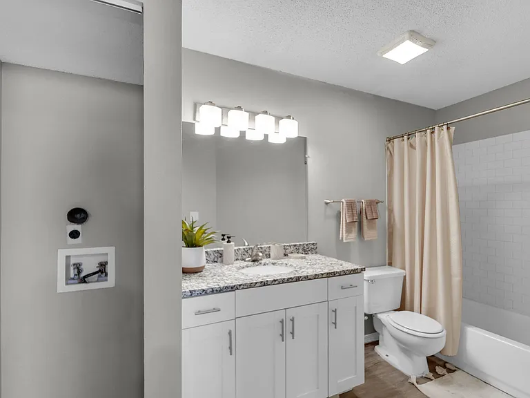 The District Apartments — Photo 16